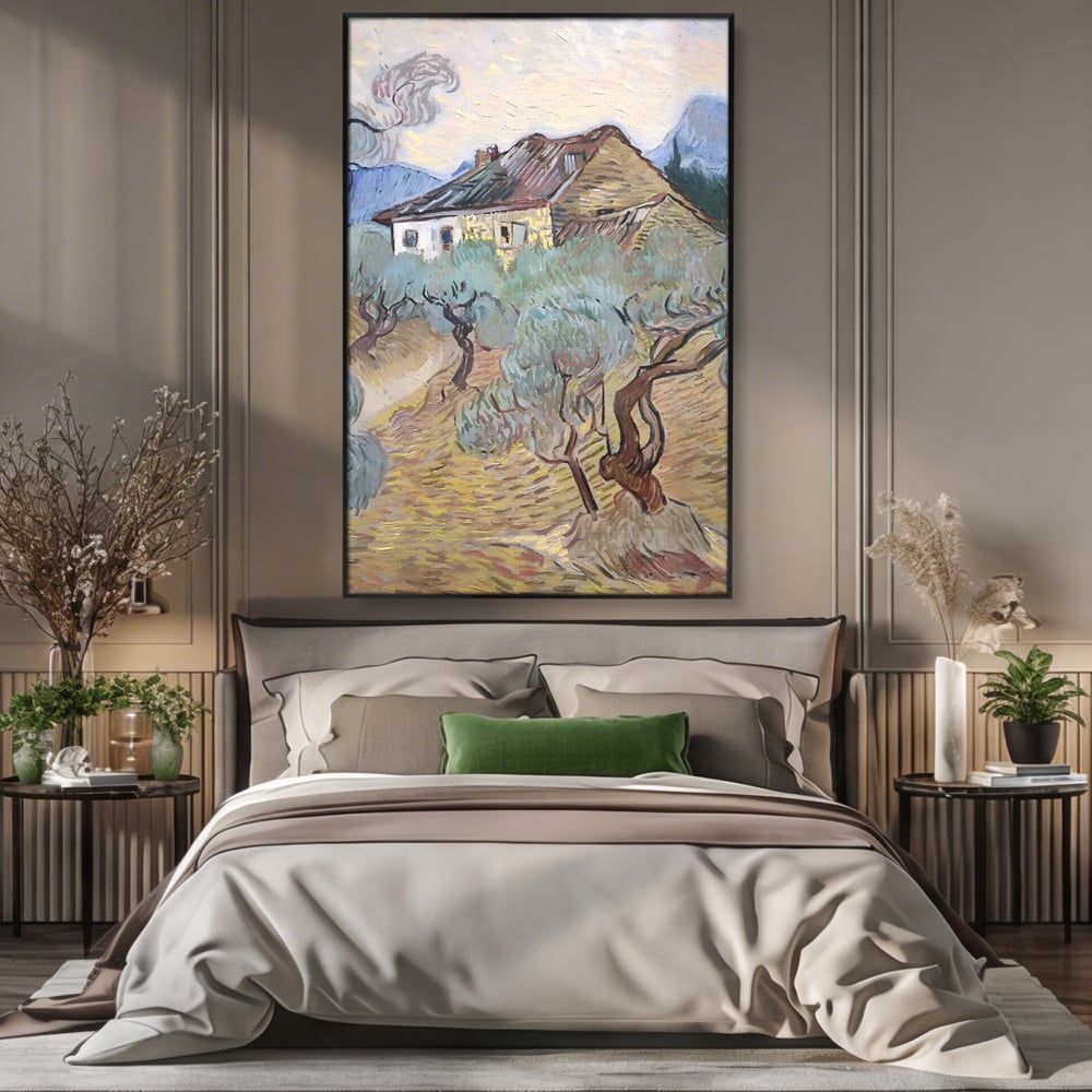 Tablou canvas cu pictura cu maslini si casa rurala, in rama de aluminiu negru, pe perete intr-un dormitor